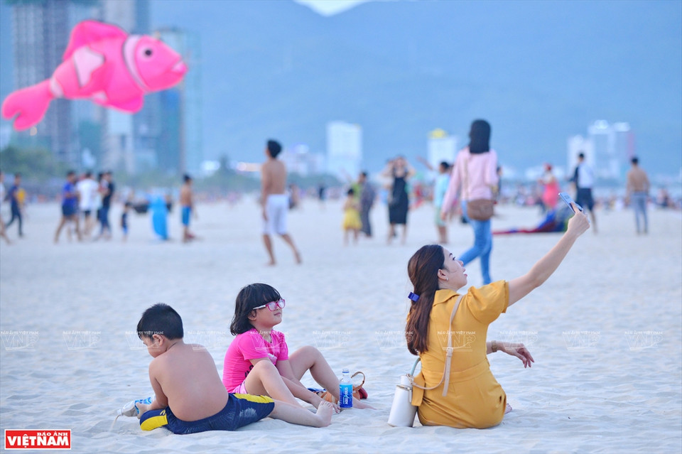 游客们在沙滩游玩。越通社记者 青和 摄