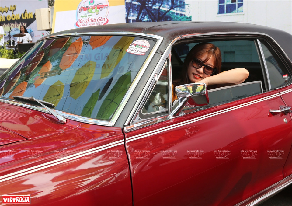 游客们在经典老车里拍摄。图自 越通社