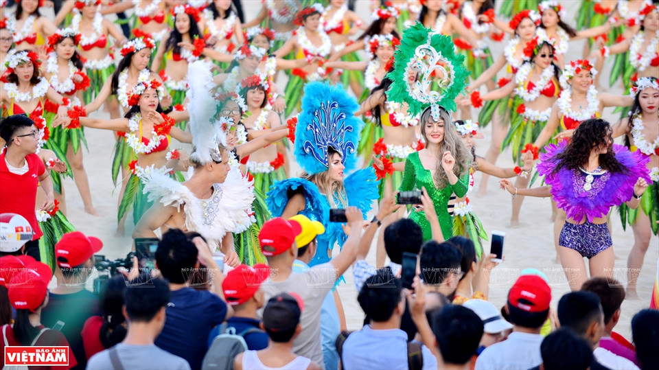 游客们和舞蹈演员在沙滩上跳舞。越通社记者 青和 摄