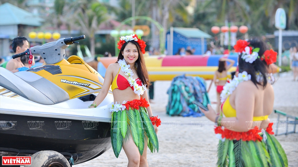 游客们和舞蹈演员在沙滩上跳舞。越通社记者 青和 摄