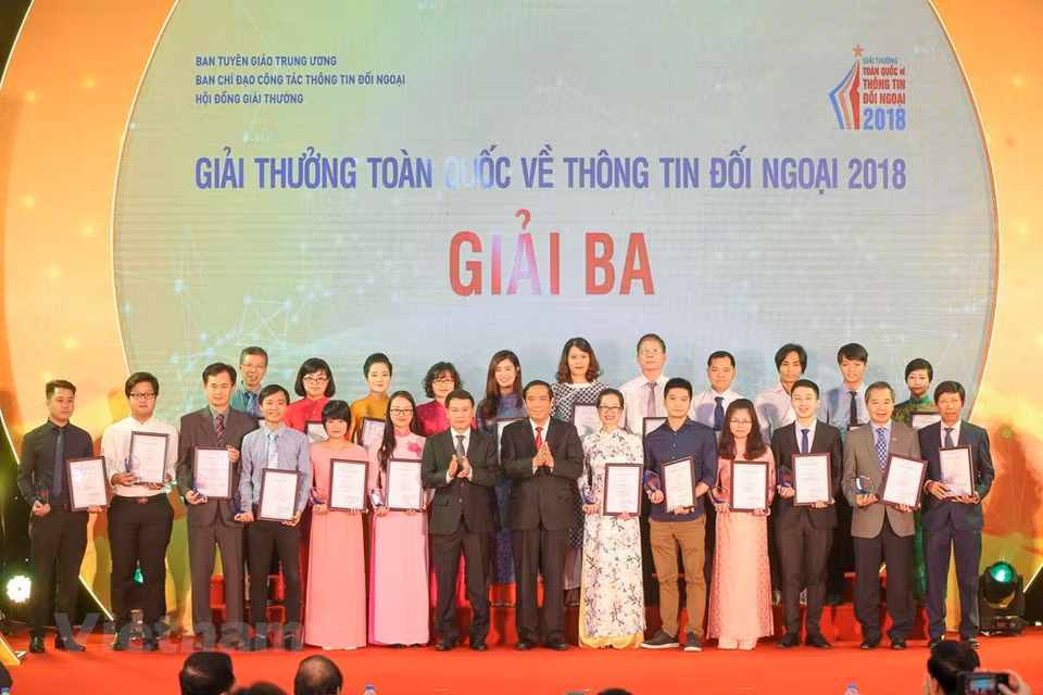 2018年全国对外新闻奖组委会已选出90个优秀作品颁奖，其中一等奖8个、二等奖17个、三等奖25个、鼓励奖40个。图为：组委会向获三等奖的作品颁奖。越通社记者 明山 摄