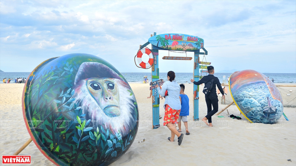 岘港沙滩上独特之画儿。越通社记者 青和 摄