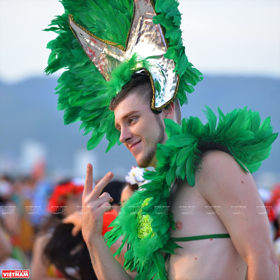 游客们和舞蹈演员在沙滩上跳舞。越通社记者 青和 摄