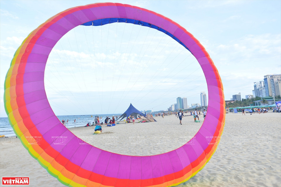 海上的彩虹。越通社记者 青和 摄