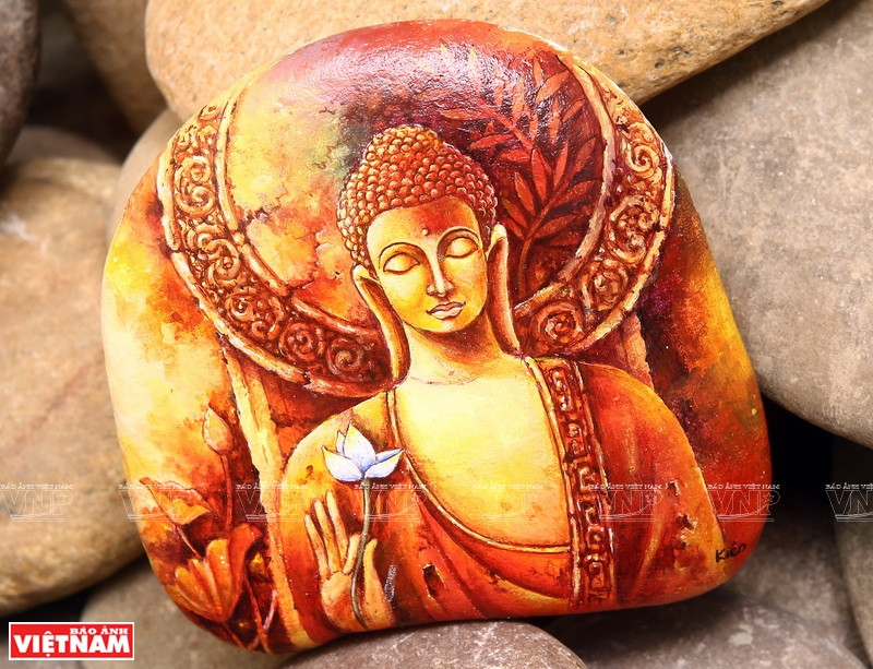 阮忠坚的石头画。图自 越通社