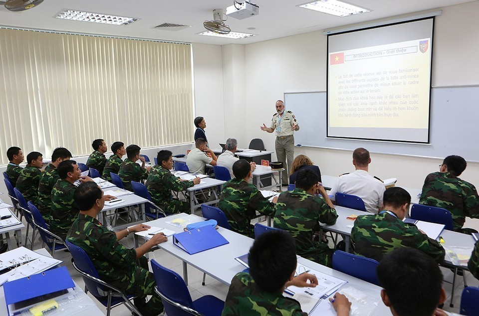法国国防部专家与越南国防部战士分享关于扫雷经验。越通社记者 杨江 摄