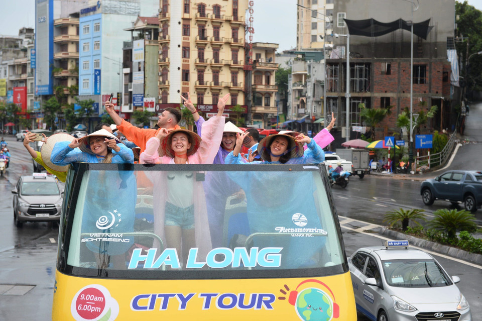 游客们乘坐双层观光巴士漫游广宁市。越通社记者 忠原 摄