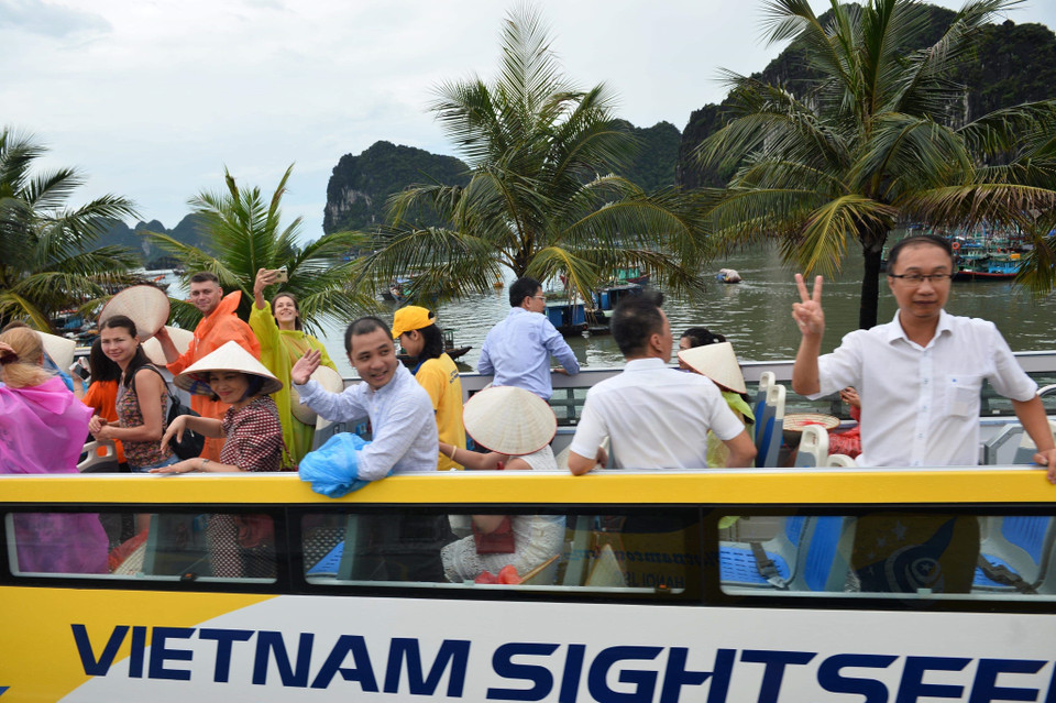 该车采用GPS导航技术，符合善待环境的EURO 4排放标准。车上安装免费WiFi上网、USB充电接口、冰箱、显示器、闭路电视、耳机、自动刷卡支付系统等。越通社记者 忠原 摄