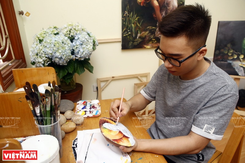 在石头上作画需要仔细、高度的忍耐力才能创造独特魅力的石头画。图自 越通社