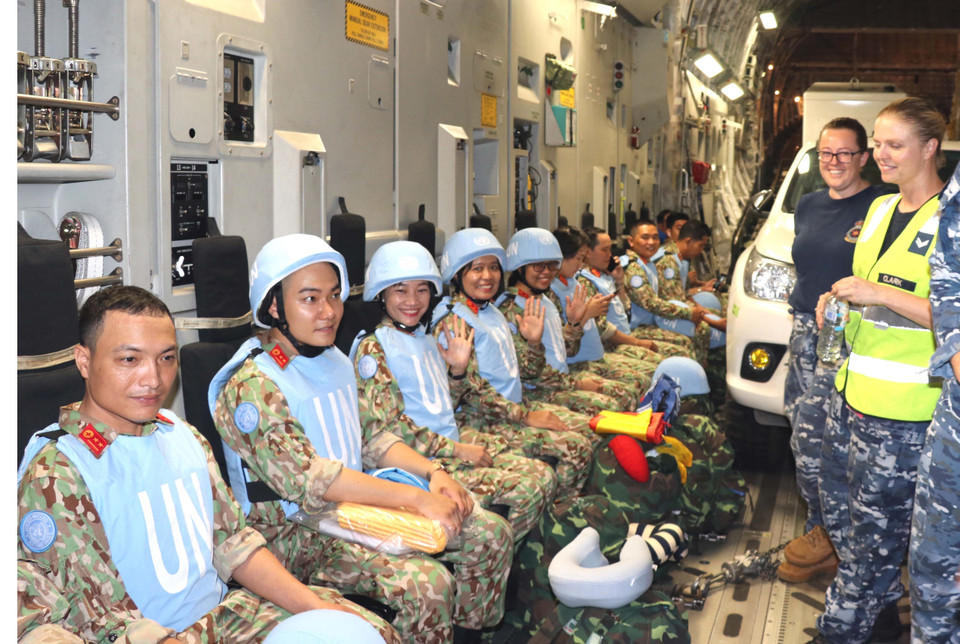 越南一号二级野战医院医生登上澳大利亚皇家空军力量C17飞机，准备启程飞往南苏丹执行维和任务。越通社记者 春区 摄