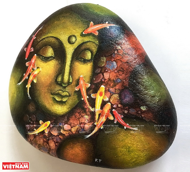 阮忠坚的石头画。图自 越通社