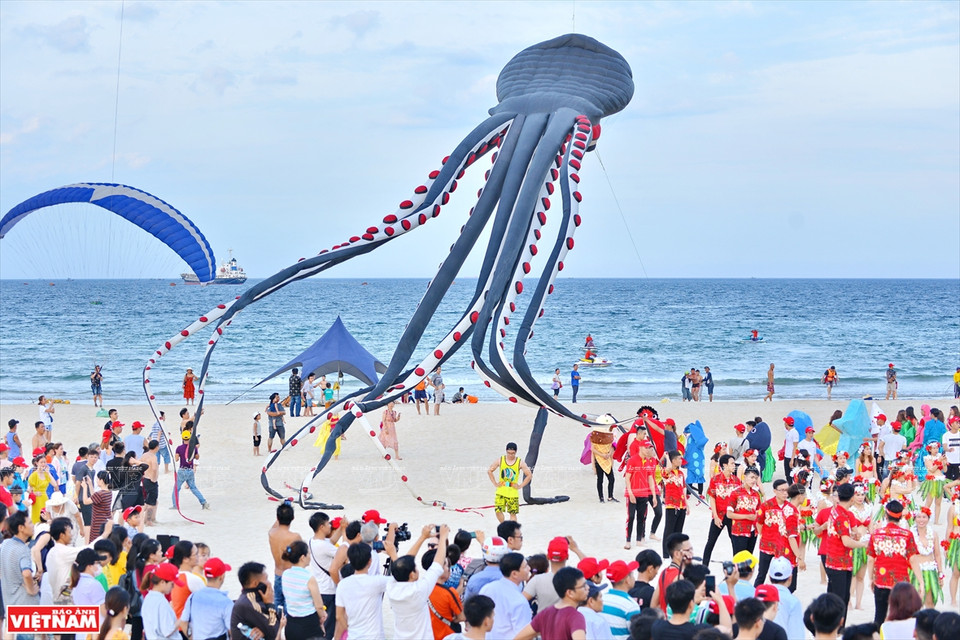 岘港沙滩上热闹非凡的景象。越通社记者 青和 摄
