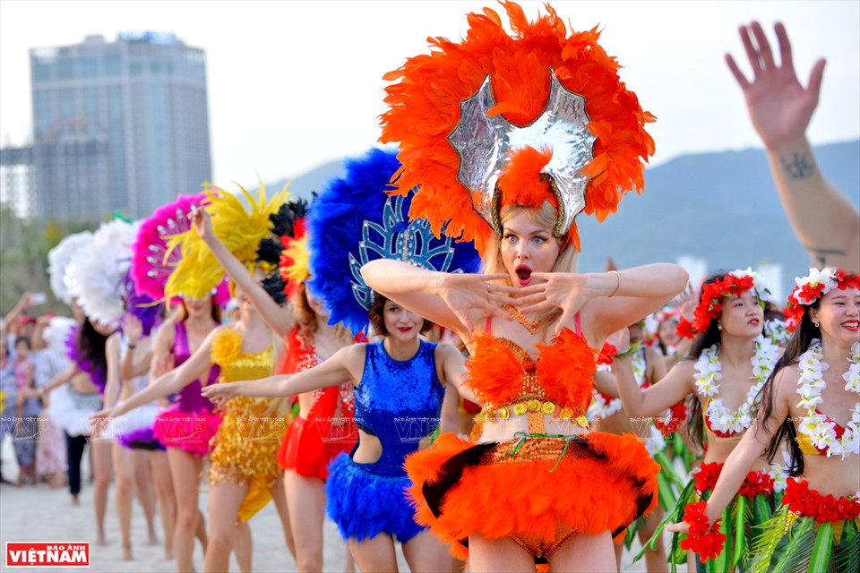 游客们和舞蹈演员在沙滩上跳舞。越通社记者 青和 摄