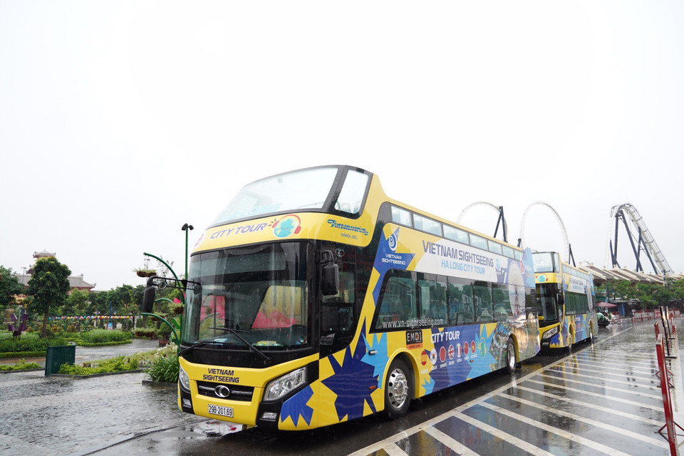 游客们乘坐双层观光巴士漫游广宁市。越通社记者 忠原 摄