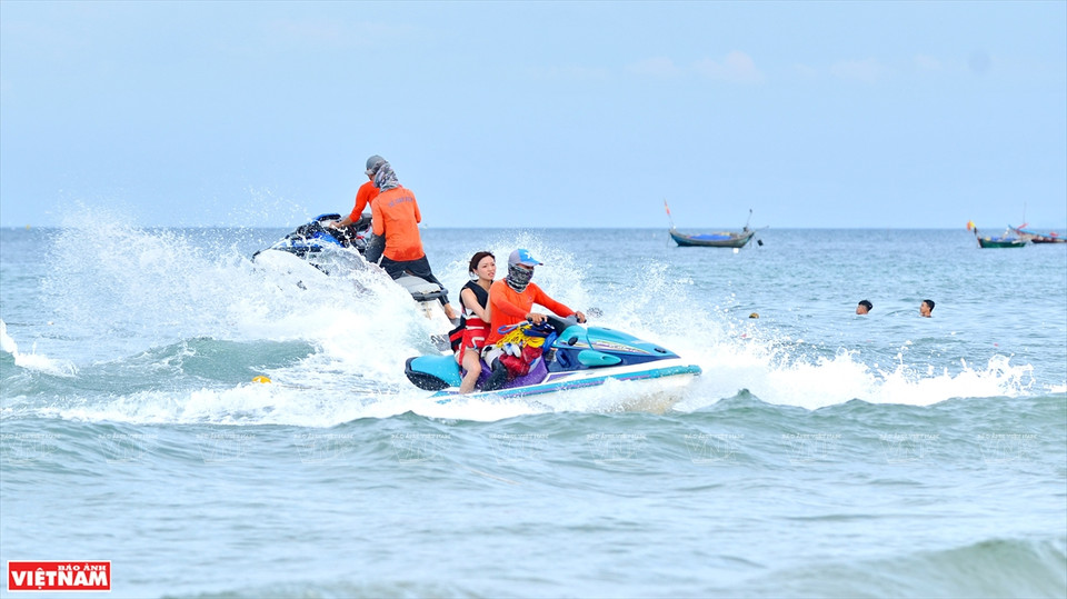 游客们乘坐快艇在大海中驰骋。越通社记者 青和 摄
