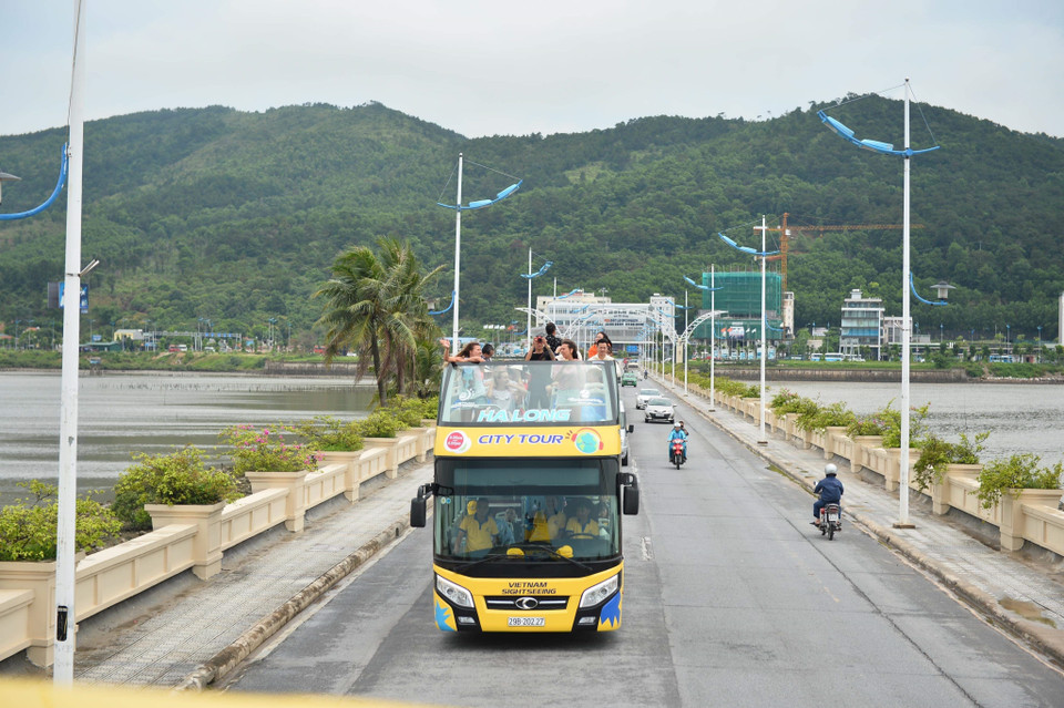 游客们乘坐双层观光巴士漫游广宁市。越通社记者 忠原 摄
