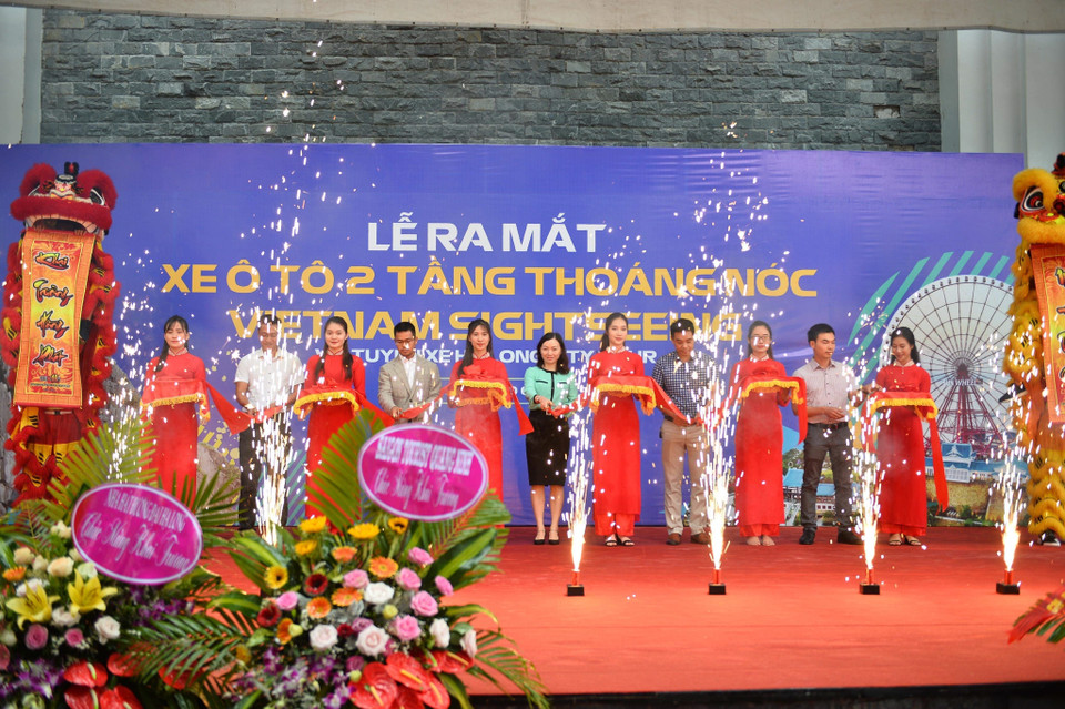 下龙双层观光巴士Vietnam Sightseeing和下龙市旅游线路亮相仪式。越通社记者 忠原 摄