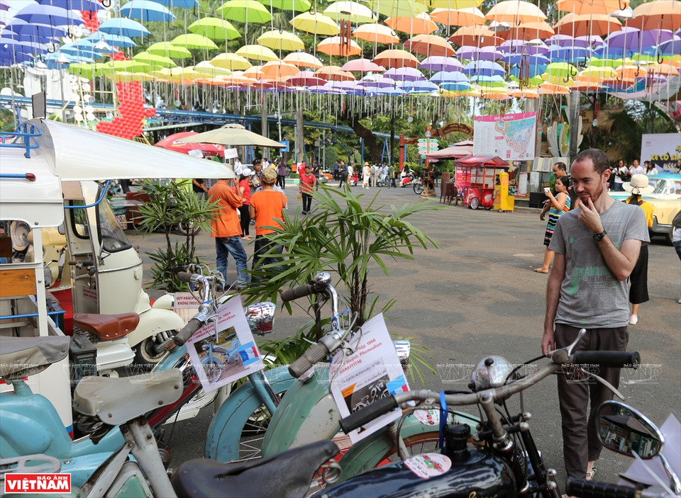 第二届西贡经典老车展览会还吸引外国游客前来参观。图自 越通社