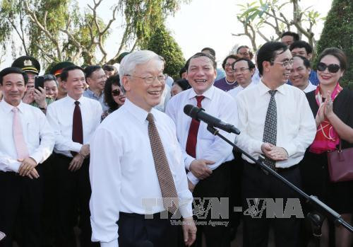 阮富仲总书记与召成乡人民交谈。