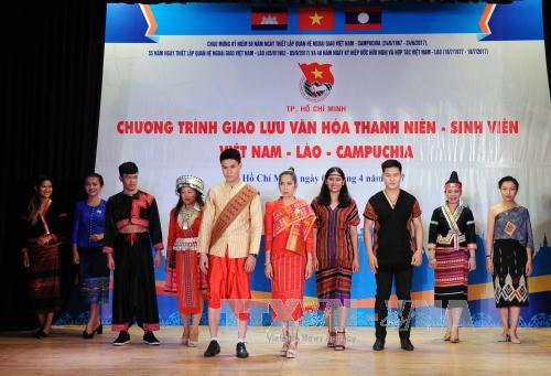 老挝传统服装秀。