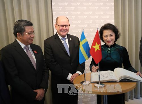 阮氏金银在瑞典国会大厦的留言溥上留言。