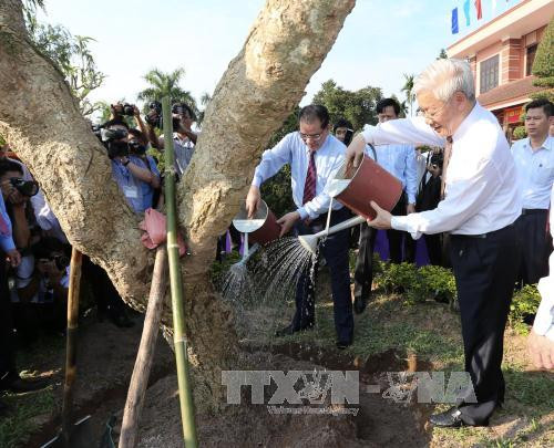 阮富仲总书记同党、国家领导人和原领导人在已故总书记黎笋纪念馆花园里植纪念树。