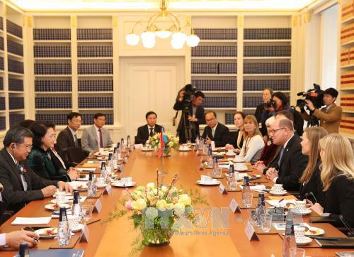 乌尔班·阿林与阮氏金银举行会谈。