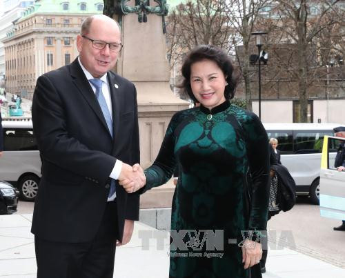 乌尔班·阿林欢迎阮氏金银到访。