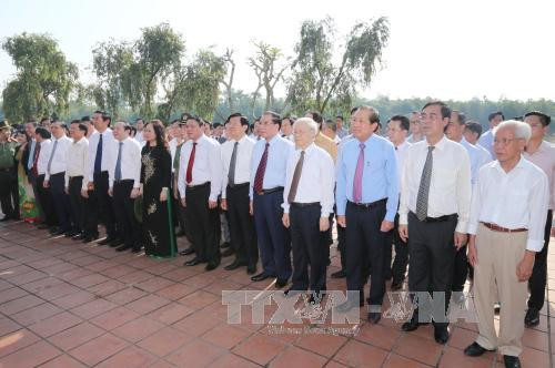 阮富仲总书记同党、国家领导人和原领导人向已故总书记黎笋敬香。