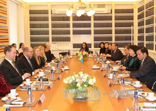 乌尔班·阿林与阮氏金银举行会谈。