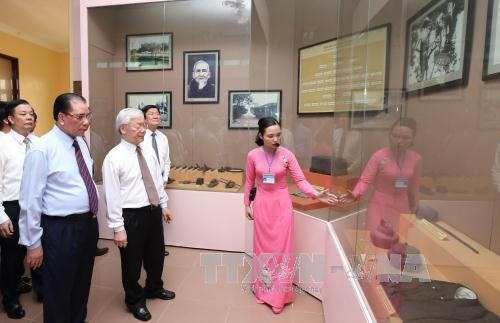 阮富仲总书记同党、国家领导人和原领导人参观已故总书记黎笋纪念馆。