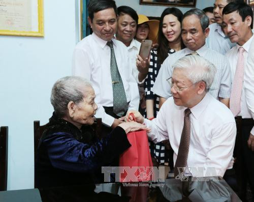阮富仲总书记走访慰问召成乡优抚对象邓氏珍（97岁）并向其赠送礼物。