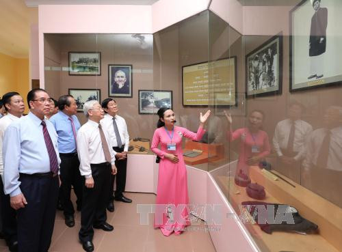 阮富仲总书记同党、国家领导人和原领导人参观已故总书记黎笋纪念馆。