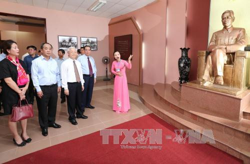 阮富仲总书记同党、国家领导人和原领导人参观已故总书记黎笋纪念馆。