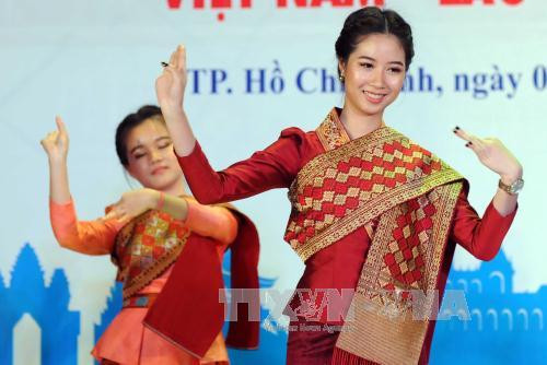 由老挝大学生表演的传统舞蹈。（图片来源：越通社）