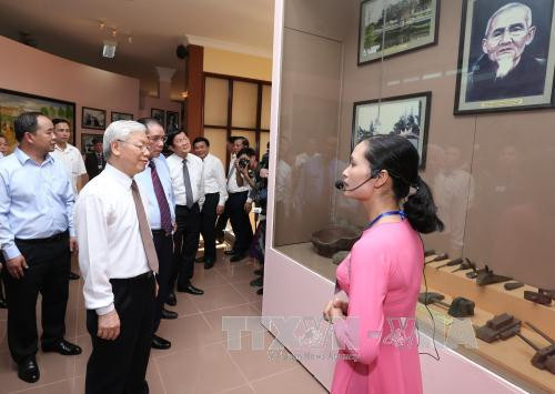 阮富仲总书记同党、国家领导人和原领导人参观已故总书记黎笋纪念馆。