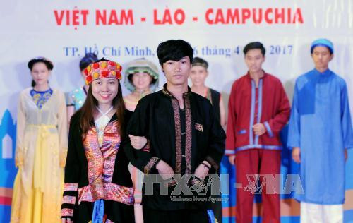 越南各民族的传统服装秀。