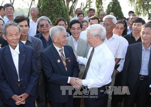 阮富仲总书记与召成乡人民交谈。