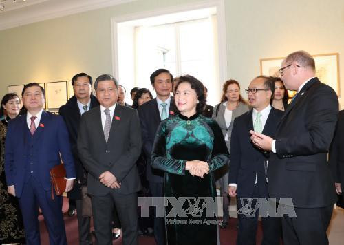 乌尔班·阿林邀请阮氏金银参观瑞典国会大厦。