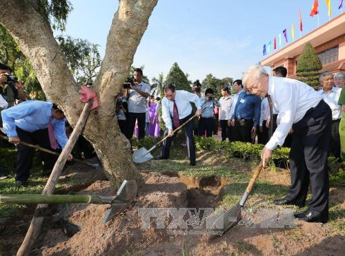 阮富仲总书记同党、国家领导人和原领导人在已故总书记黎笋纪念馆花园里植纪念树。