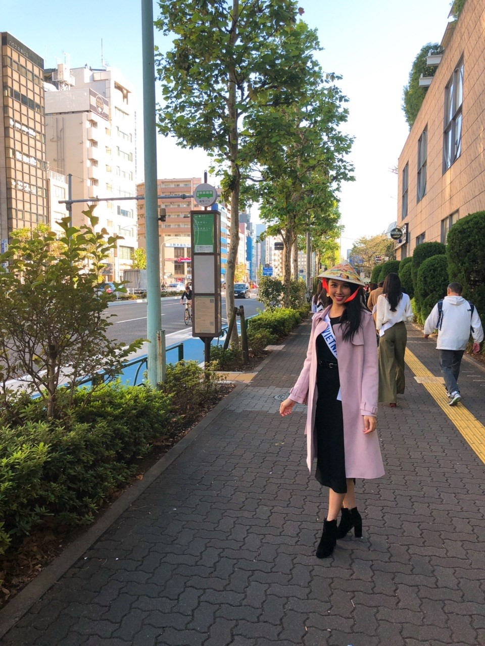 阮菽垂仙戴着越南斗笠。图自越通社