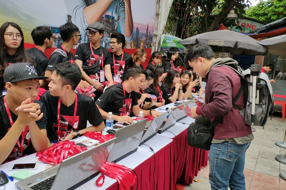 2018年第13次佳能摄影马拉松活动吸引了3700多名摄影爱好者参加。图自越通社