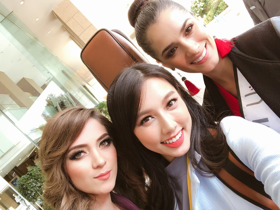 阮菽垂仙和各国选手自拍合影。图自越通社