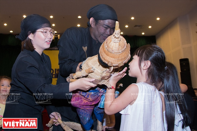 小朋友非常喜欢可爱的小木偶。越南画报记者 山 义