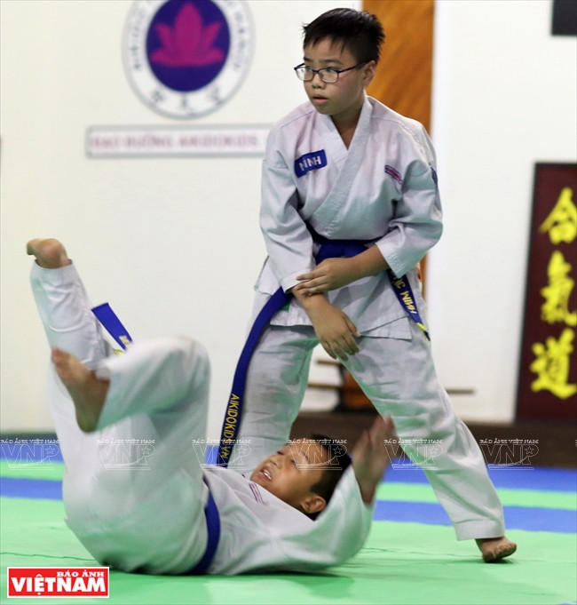 孩子们锻炼合气道。