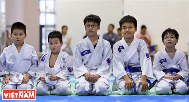 锻炼合气道之后，孩子们收听关于道理和风格的课程。