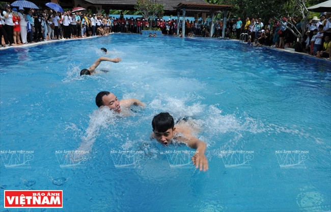 游客在常青度假区参加各种民间游戏。图自《越南画报》