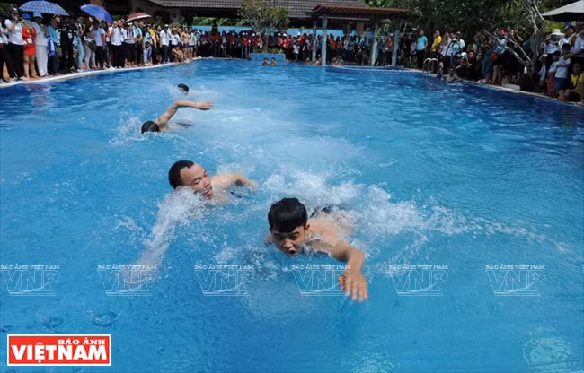 游客在常青度假区参加各种民间游戏。图自《越南画报》