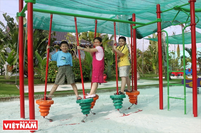 在常青度假区还设有儿童游乐场。图自《越南画报》