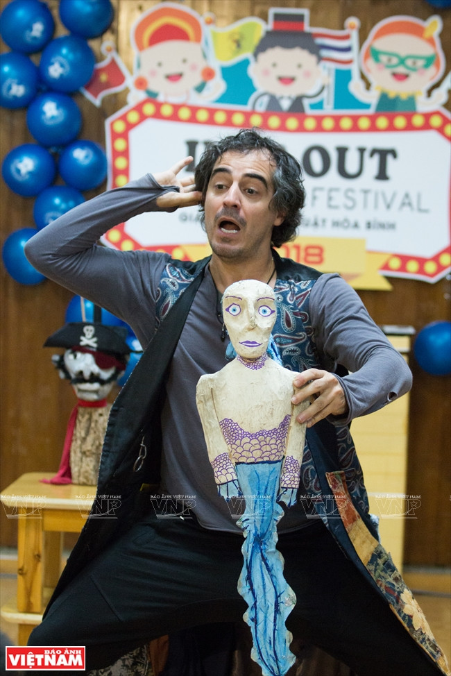 巴西著名木偶戏艺术家Fábio Emilio Superbi进行演绎。越南画报记者 山 义
